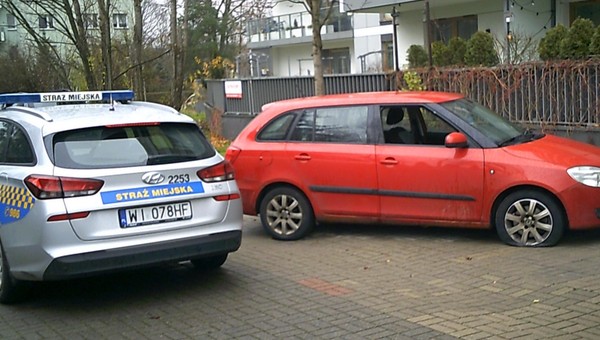 Podejrzany samochód stał na warszawskim Ursynowie. W stacyjce był kluczyk