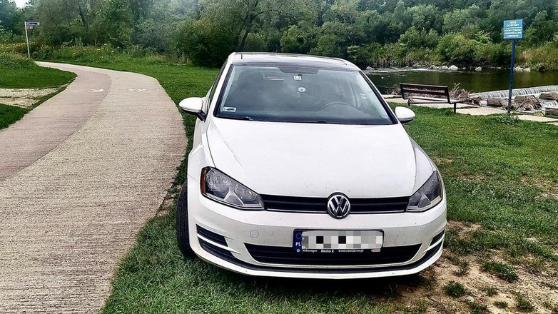 Samochód na ścieżce rowerowej