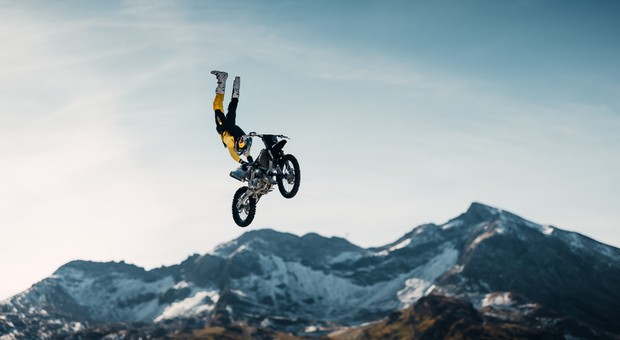 Skoczył motocyklem z klifu. Wylądował ze spadochronem [Nagranie]