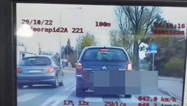 Wyprzedziła radiowóz na pasach. Piratem drogowym okazała się 74-latka [WIDEO]