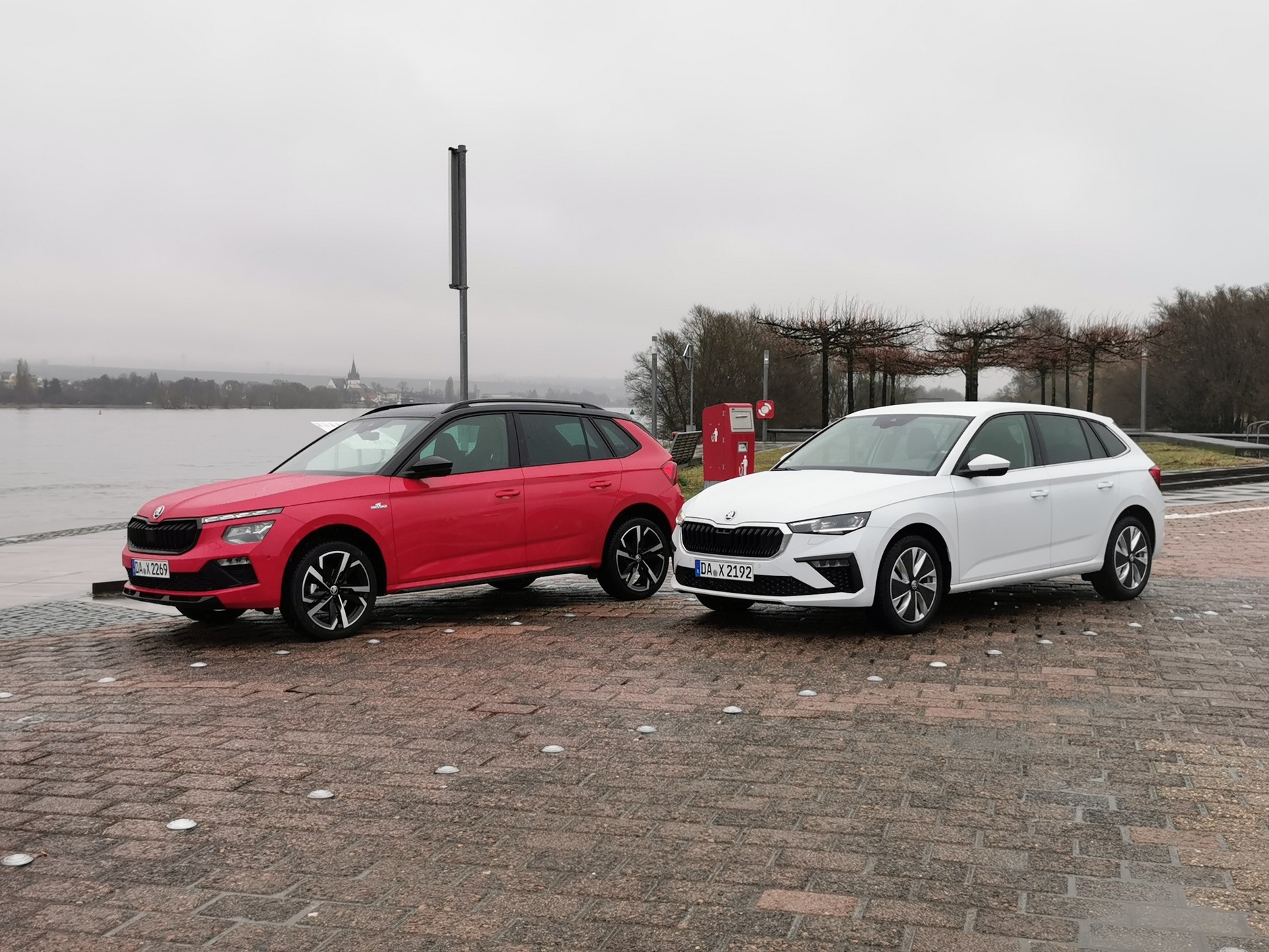Skoda Kamiq Monte Carlo 2024 (po lewej) i Skoda Scala 2024 (po prawej)