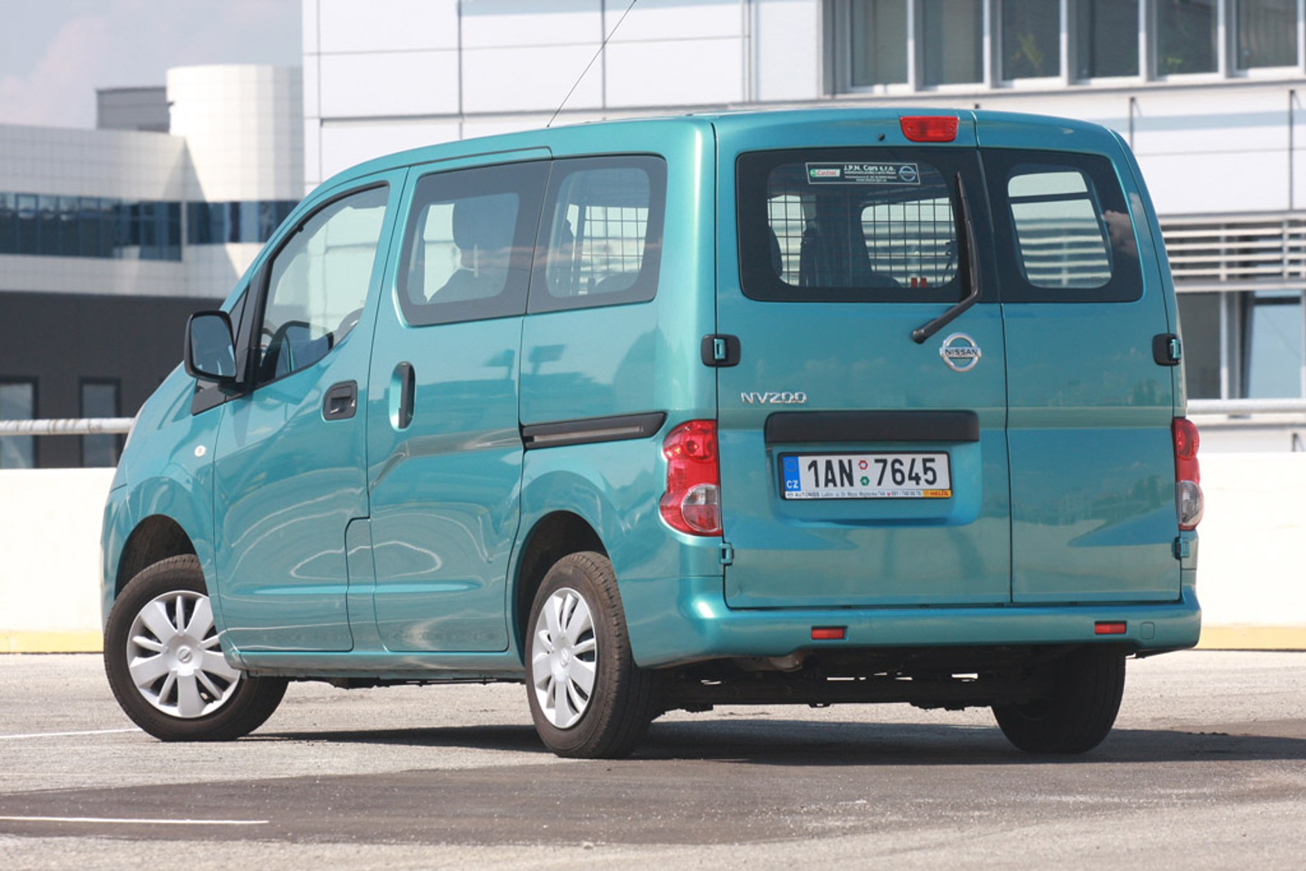 Nissan NV 200: nie rodzinny van, lecz typowy dostawczak
