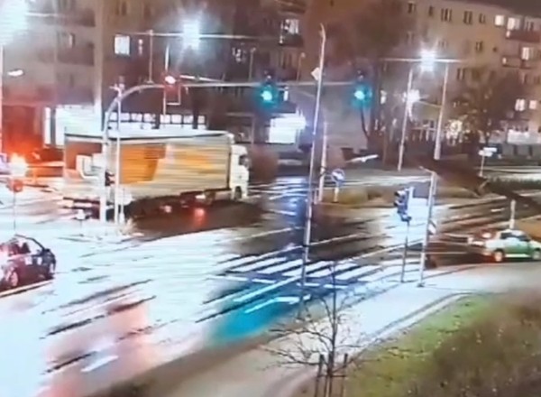 Pędził ciężarówką pod prąd przez centrum miasta. Wszystko się nagrało