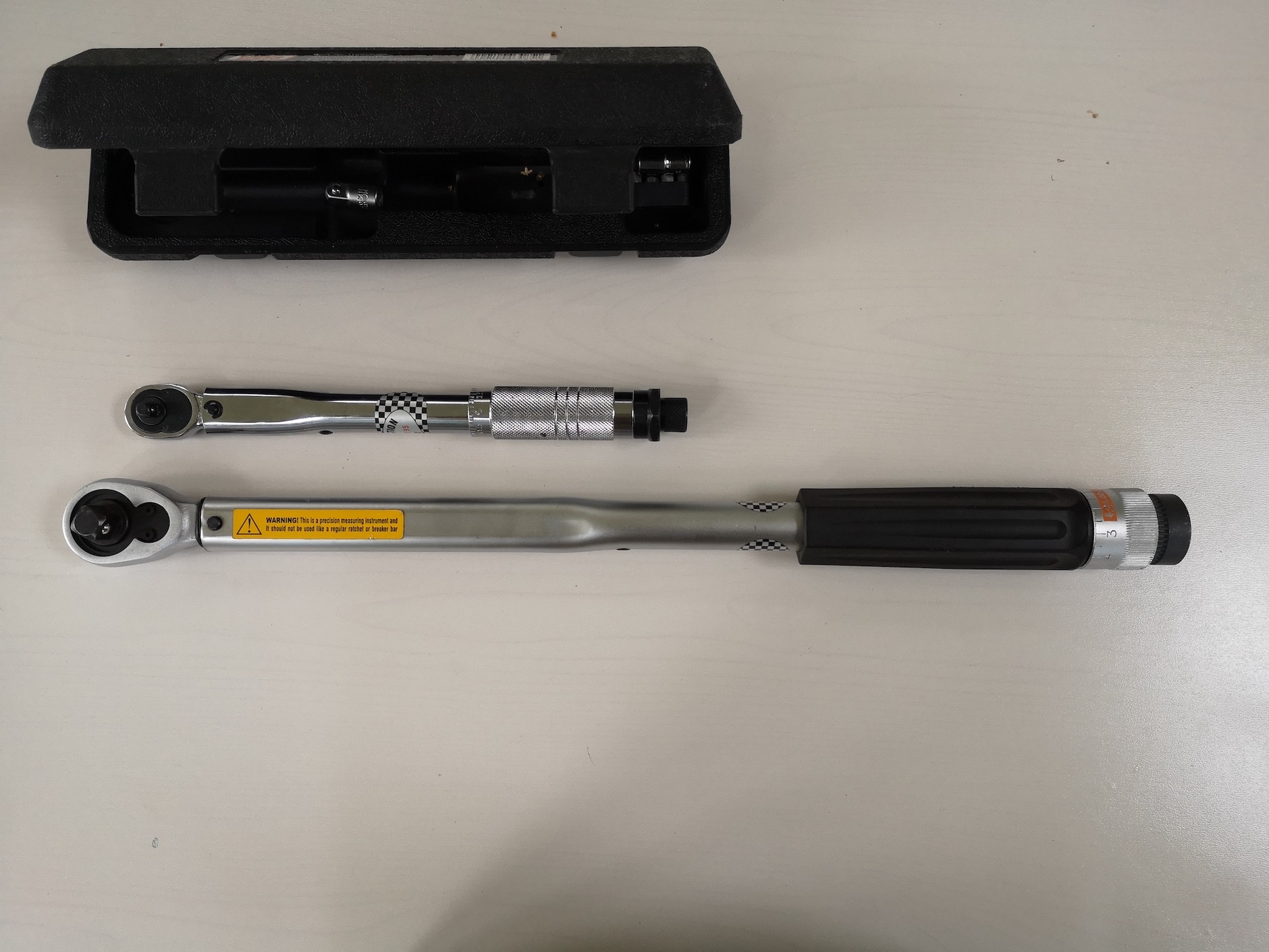 Klucze dynamometryczne mają różny zakres pracy – to podstawowa różnica. Uwaga! Tanie klucze dynamometryczne na granicy swojej skali mogą być nie dość dokładne, najlepiej działają  w środku skali