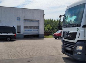 Inspektorzy ITD wyłapali nietypowy problem. Koło od naczepy nie trzymało pionu