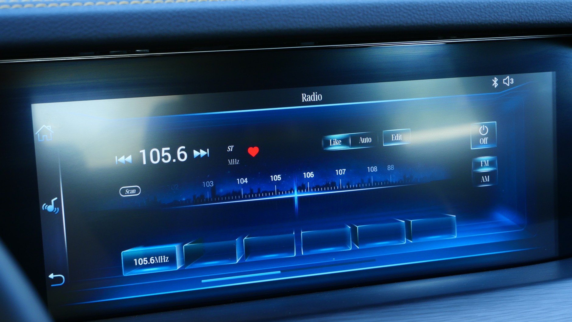 Znów radio bez RDS-u, za to z grafiką rodem z tanich, chińskich tabletów.