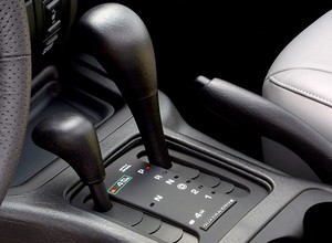 Sześć nawyków, które rujnują automatyczną skrzynią biegów w twoim samochodzie