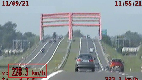 Jechał niemal 230 km/h. Chciał sprawdzić, "jak pójdzie auto kolegi"