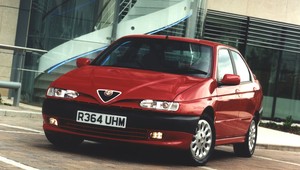 Z Archiwum Auto Świata - rodzinna Alfa Romeo 146