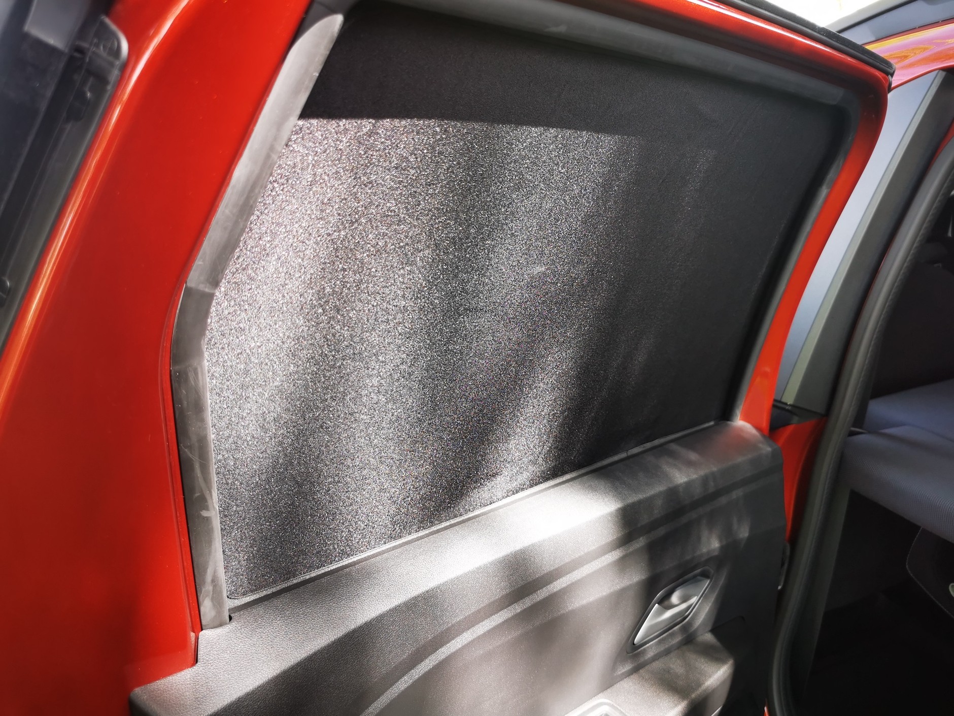 Dacia Jogger na biwaku: wśród akcesoriów kempingowych Dacii są czarne przesłony zakrywające szyby do wykorzyswtania na kempingu