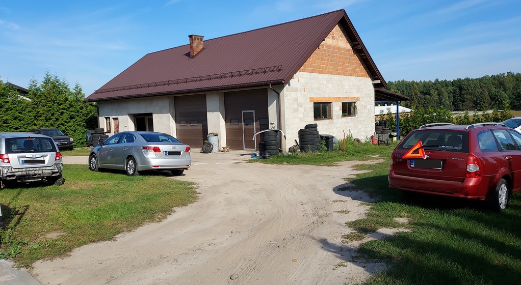 Niezależny warsztat samochodowy na prowincji. To właśnie w takich miejscach swoje auta naprawia wielu Polaków