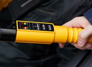 Nie zauważył kolizji, którą spowodował. W alkomacie zabrakło skali