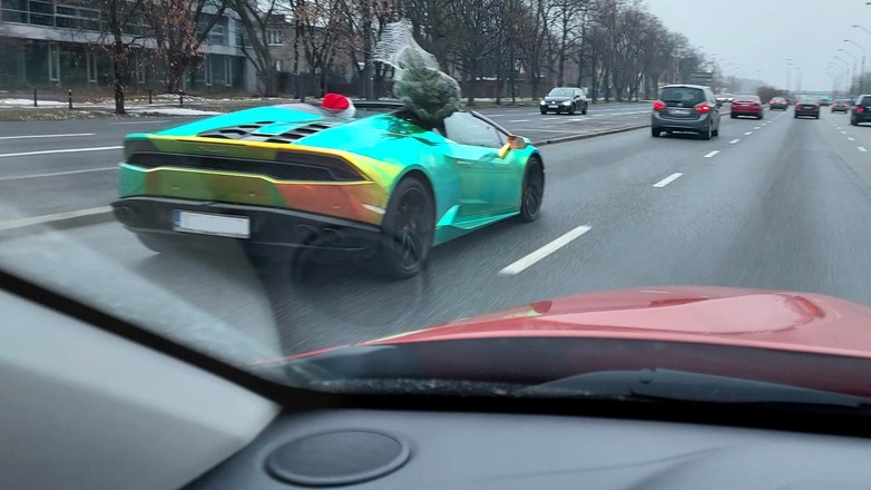Choinka w supersamochodzie