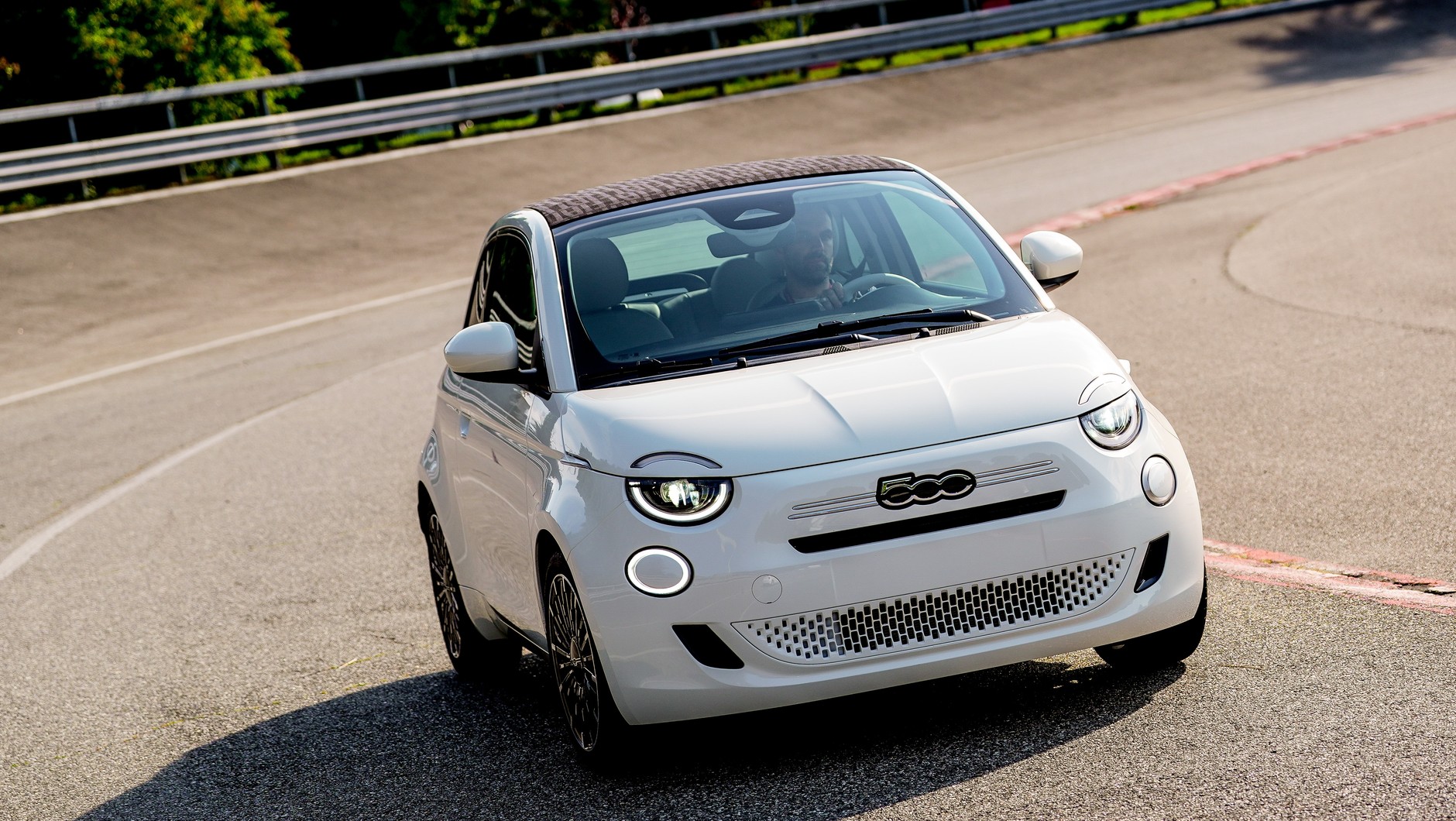 Hybrydowy Fiat 500 jest już w końcowej fazie kontruowania. Początkowo model ten miał być tylko elektryczny, ale średnie wyniki sprzedaży spowodowały, że pojawi sierównież auto z silnikiem spalinowym