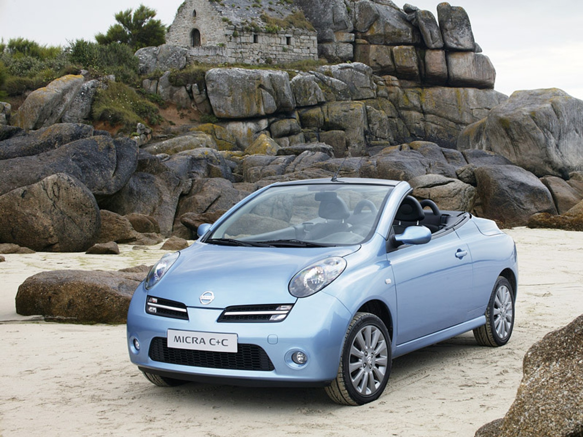 Świat zwariował: Nissan Micra C+C z Wlk. Brytanii do Japonii