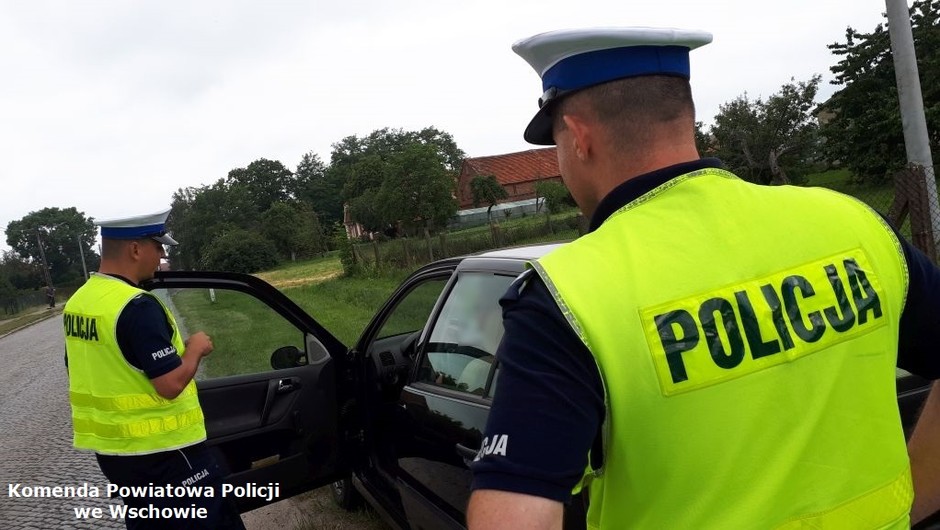 Policjanci ze Wschowy 33-letnią kobietę, która mimo 2,5 promili alkoholu w organizmie wiozła swoje dziecko do przedszkola