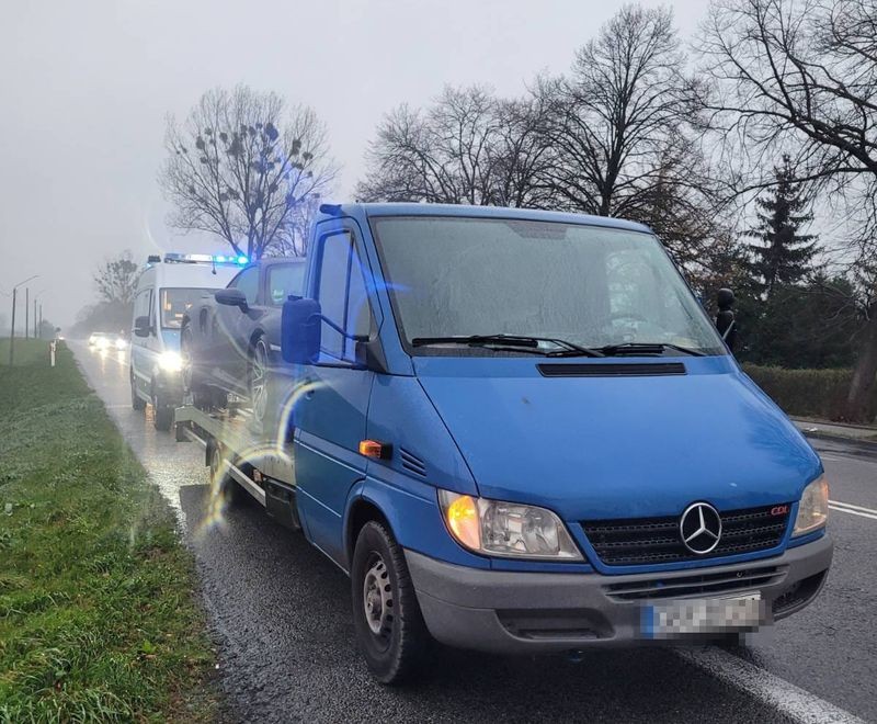 Porsche, które 25-latek przewoził na starej lawecie, było kradzione. Wkrótce auto może wrócić do właściciela z Niemiec
