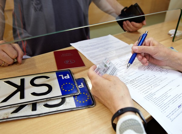 Ważna zmiana dla kierowców już obowiązuje. Zarejestrujesz auto prościej i taniej