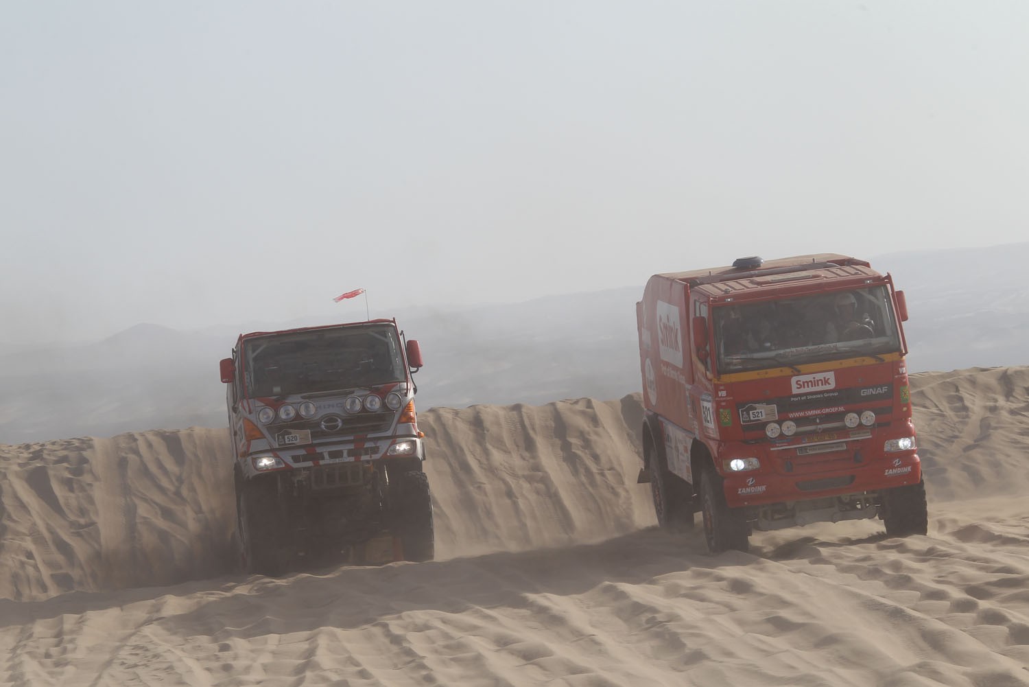 Dakar 2013: Hołowczyc zawiedziony, Sainz utknął na wydmach (2. etap, wyniki, galeria)