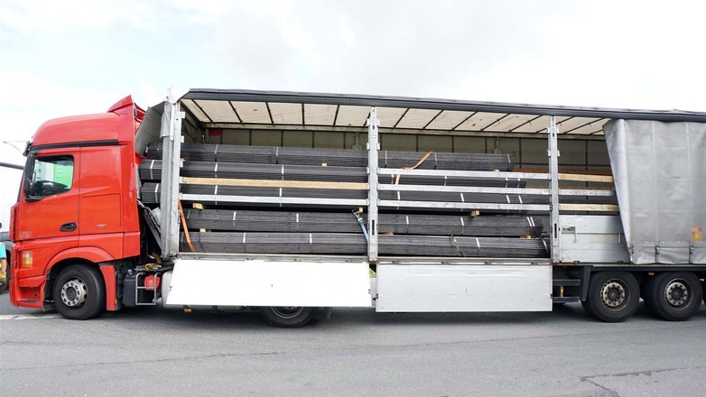 Kierowca ciężarówki źle zabezpieczył 23-tonowy ładunek, a ten przy hamowaniu przebił ścianę naczepy i niemal wpadł do kabiny