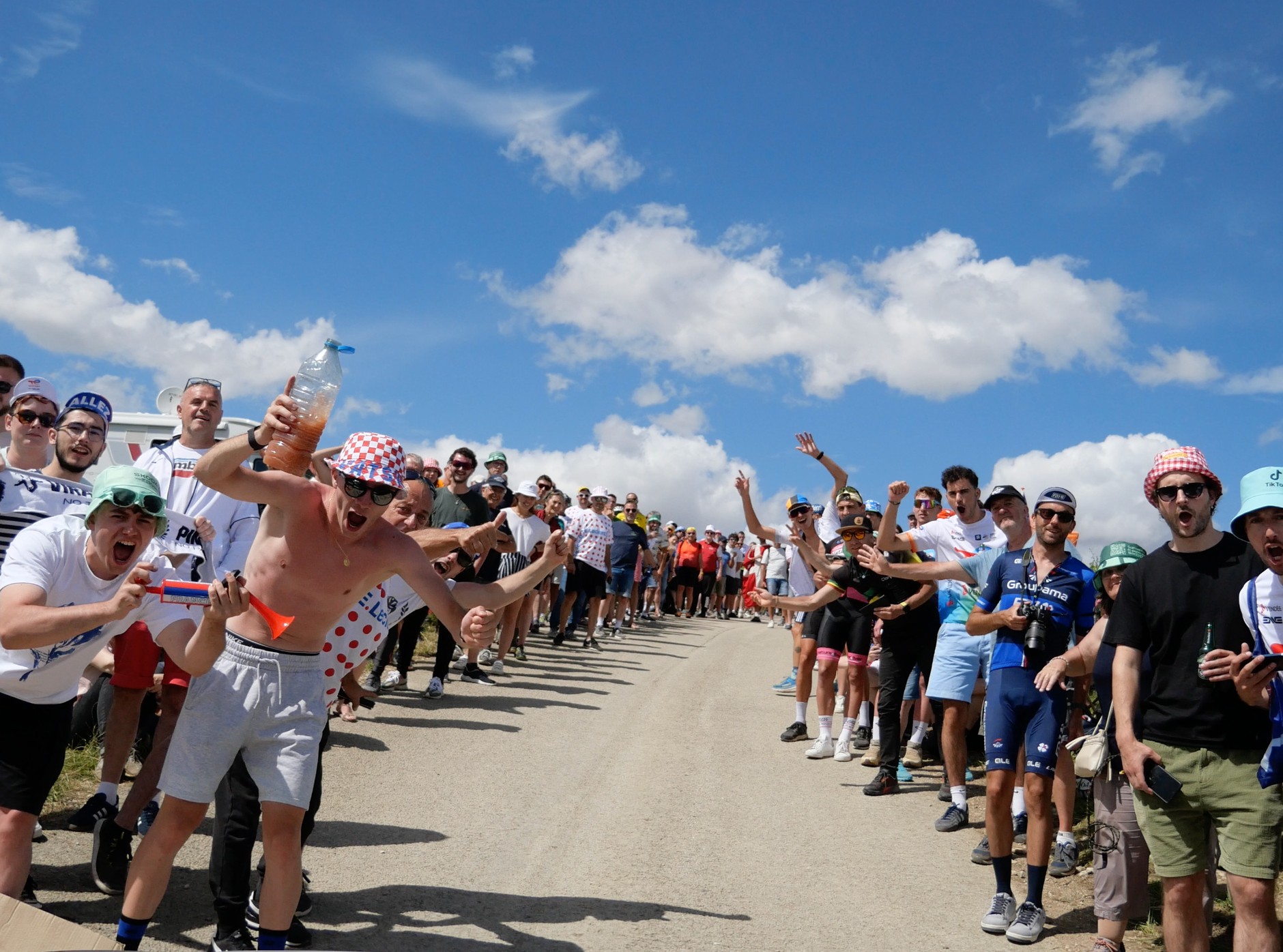 Kibiców tak przyjaźnie nastawionych do otoczenia, także do zawodników "przeciownych" drużyn, można tylko pozazdrościć