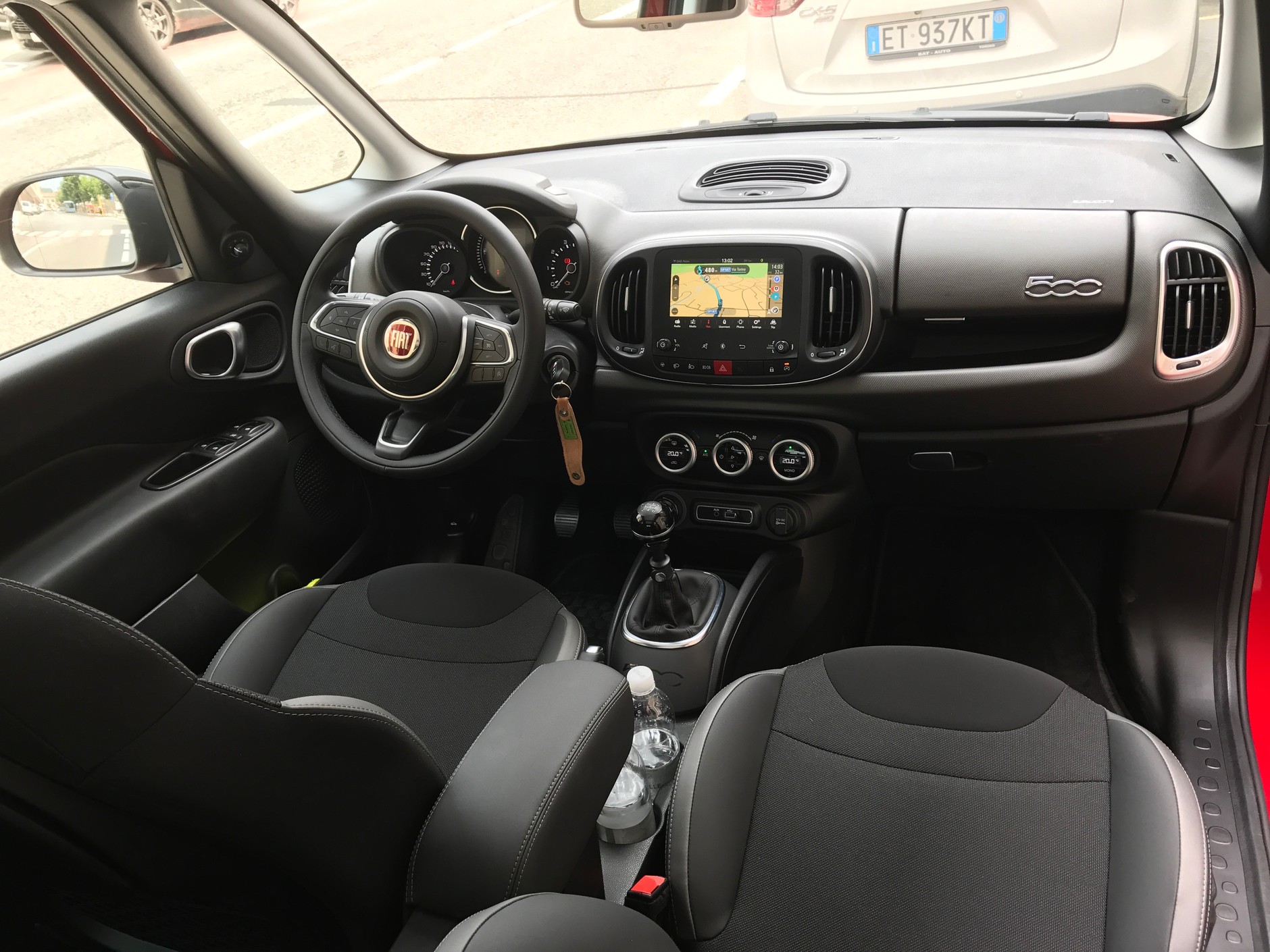 Deskę rozdzielczą wykonano z porządnych materiałów