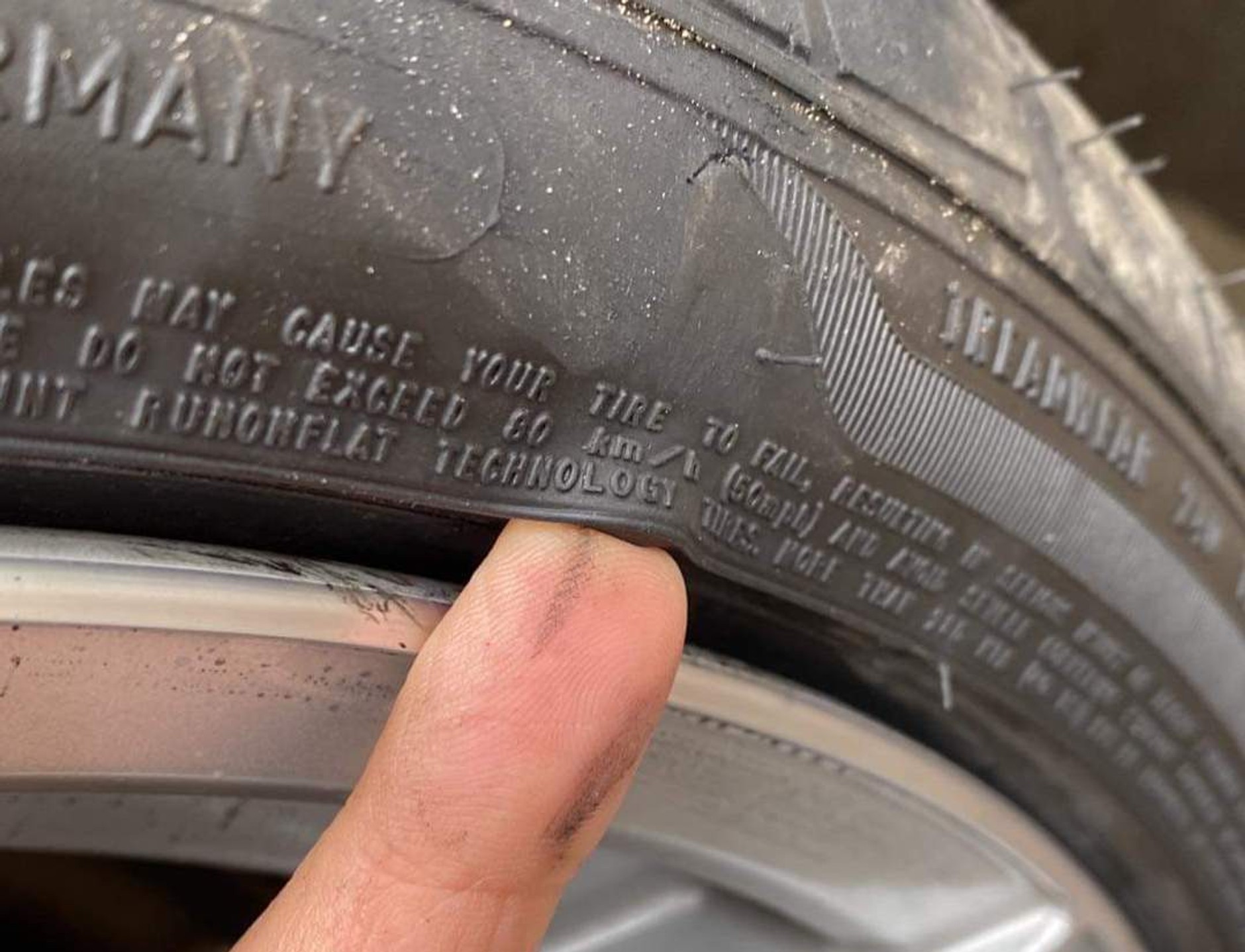 Rozcięcie opony: wygląda niebezpiecznie, ale jeśli nie narusza jej osnowy... jeździsz legalnie, choć na własną odpowiedzialność