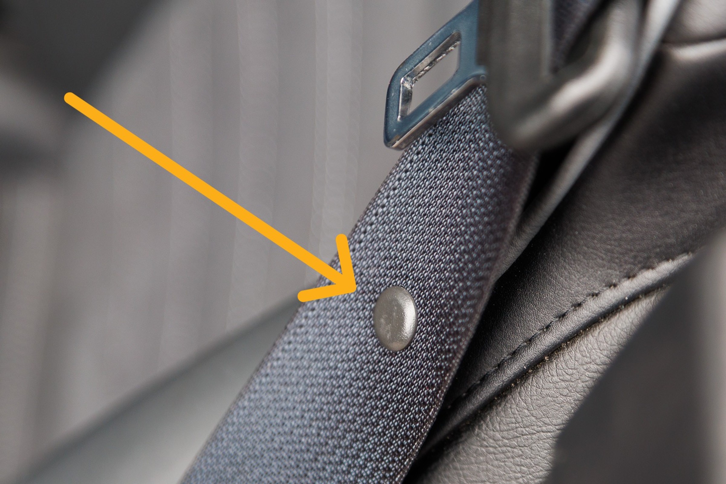 Co robi plastikowy guzik na pasie bezpieczeństwa? Daje komfort i chroni