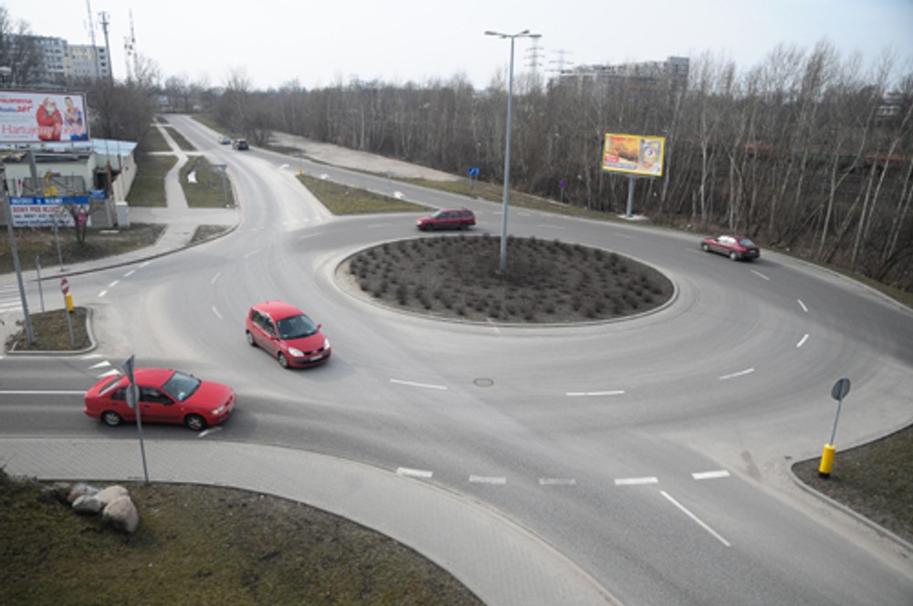 Zjazd z lewego pasa na rondzie jest dopuszczalny, ale trzeba wtedy uważać na innych uczestników drogi