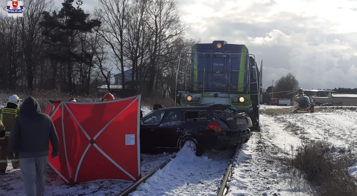 Wjechał prosto przed rozpędzoną lokomotywę. Wypadek na niestrzeżonym przejeździe