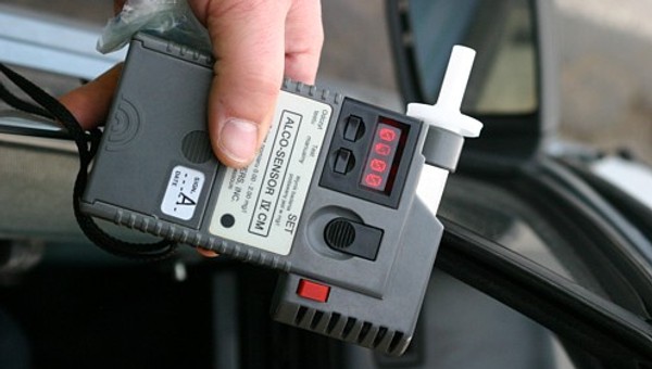 Z trzema promilami na czołówkę z policją... Potem jeszcze się pogrążył