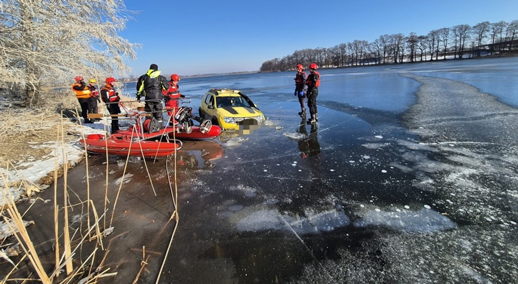 Samochód w zamarzniętym Jeziorze Lednica
