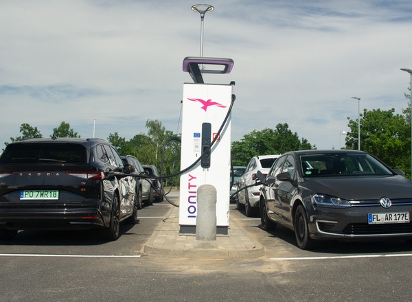 Superdrogie elektryki niedługo będą warte grosze. Wszystko przez chińskie baterie