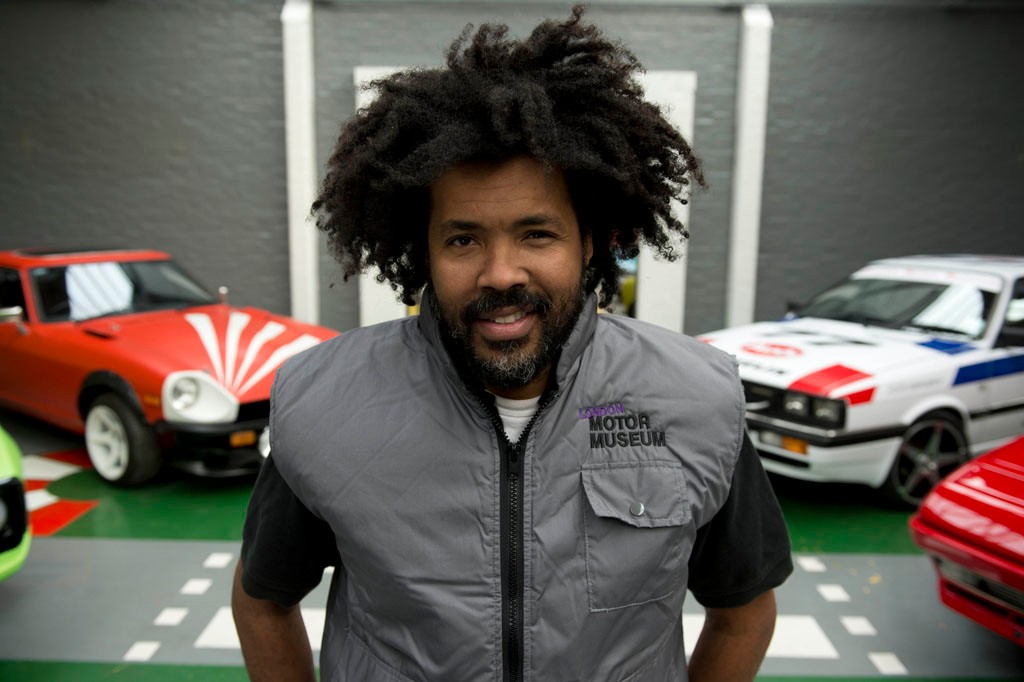 Jeden z głównych bohaterów Ale bryki, Elo, właściciel Londyńskiego Muzeum Samochodów, największym sentymentem darzy właśnie samochód, w którym się urodził i to właśnie to auto uznaje za najbardziej wartościowy eksponat w swoim muzeum.