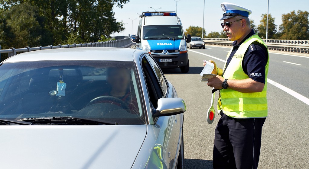 Policjant wypisujący mandat za przekroczenie prędkości (zdj. ilustracyjne)