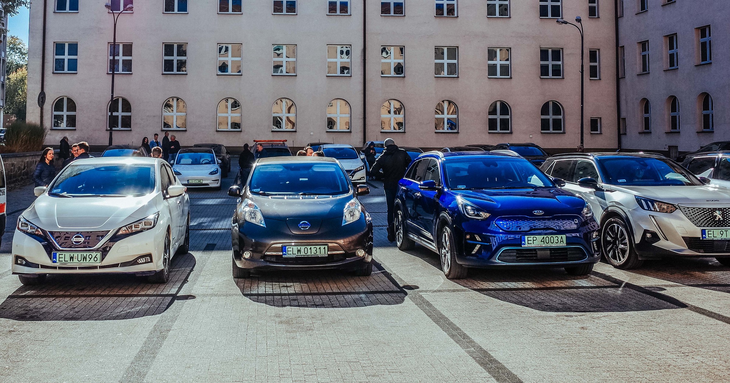 Samochody na zlocie pojazdów elektrycznych w Łodzi w 2021 r.
