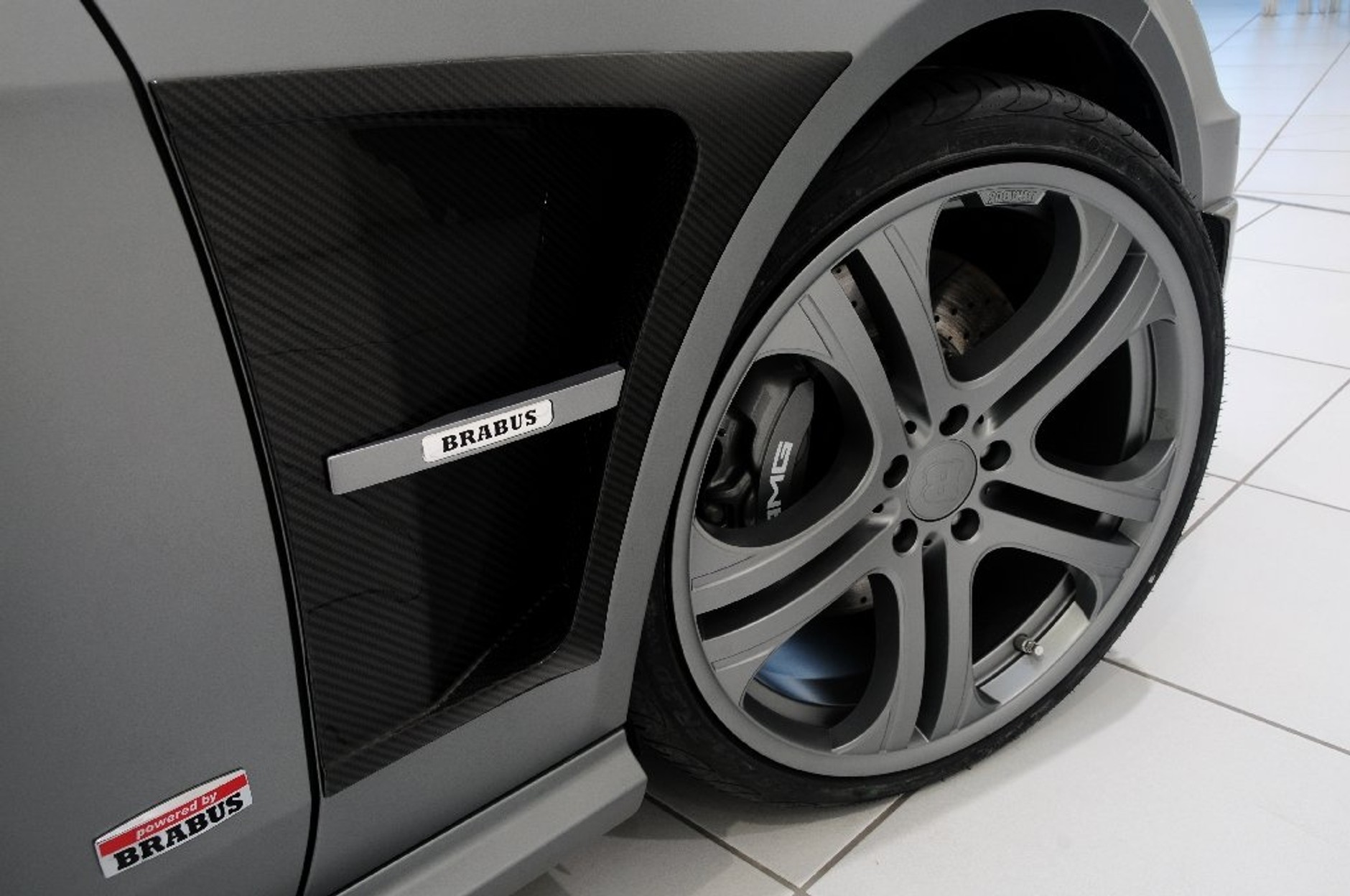 Mercedes E63 AMG - 555 KM od Brabusa