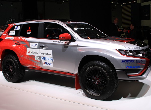 Mitsubishi Outlander PHEV - rajdowa hybryda (Frankfurt 2015)