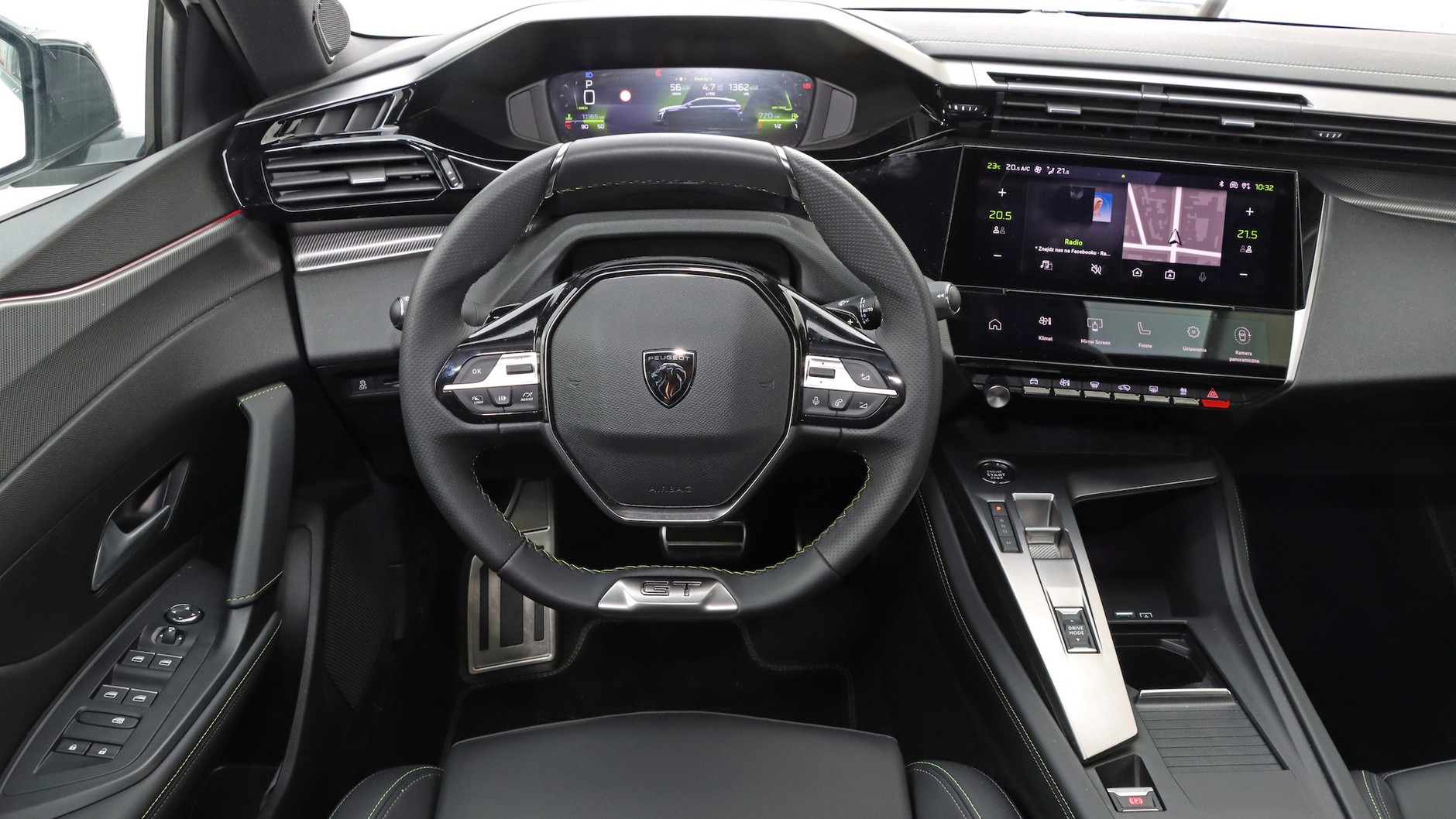 Peugeot i-Cockpit 3D jest wyposażeniem seryjnym i pozwala na konfigurowanie wyświetlanych informacji