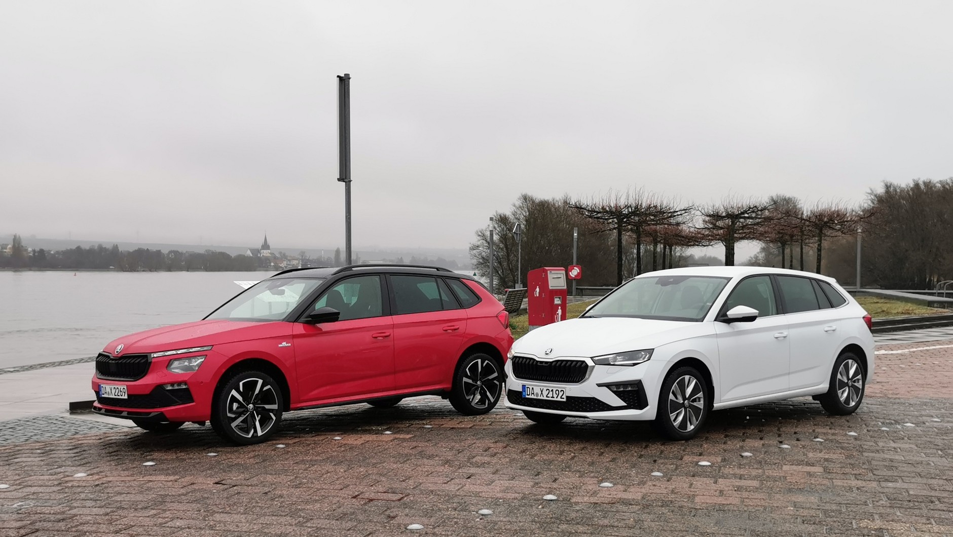 Skoda Kamiq Monte Carlo (po lewej) i Skoda Scala 2024 (po prawej)