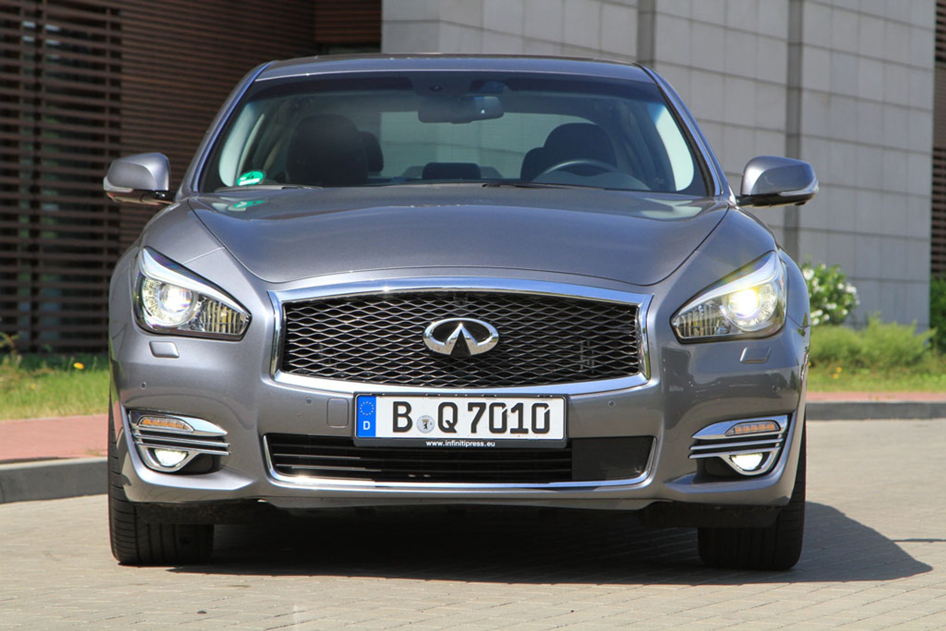 Infiniti Q70 Hybrid - stylowe, szybkie i oszczędne