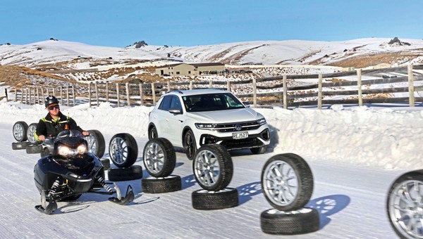 Mamy wyniki testu opon całorocznych do SUV-ów. Niektóre na śniegu wypadają lepiej niż zimówki