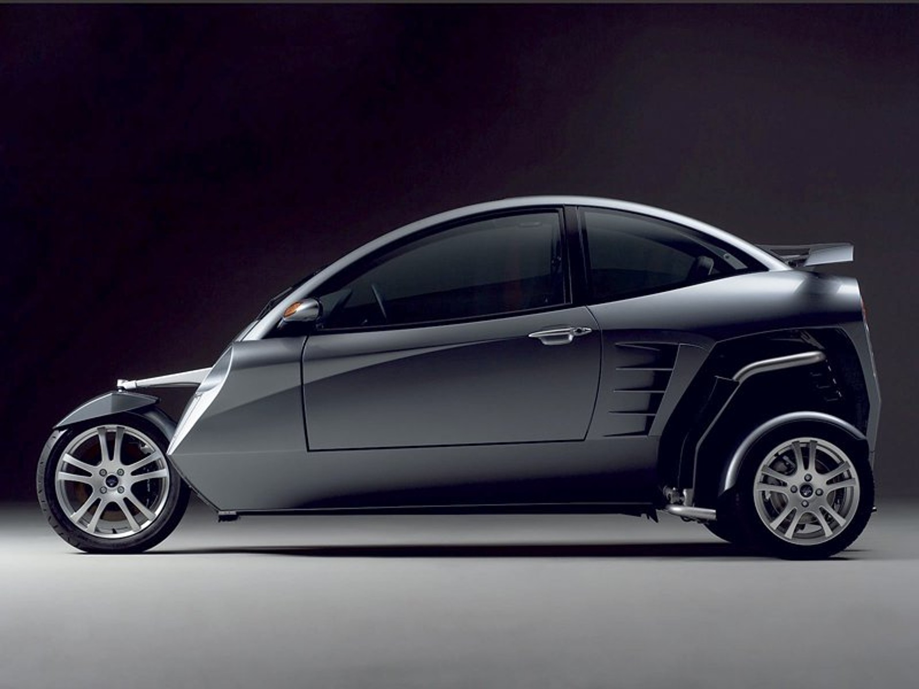 Carver One: zabawny trójkołowiec w Genewie (VIDEO)