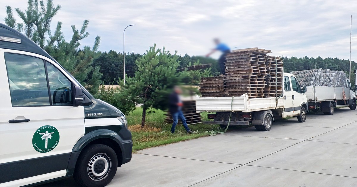 Kierowca rozładowuje puste palety, by móc pojechać dalej