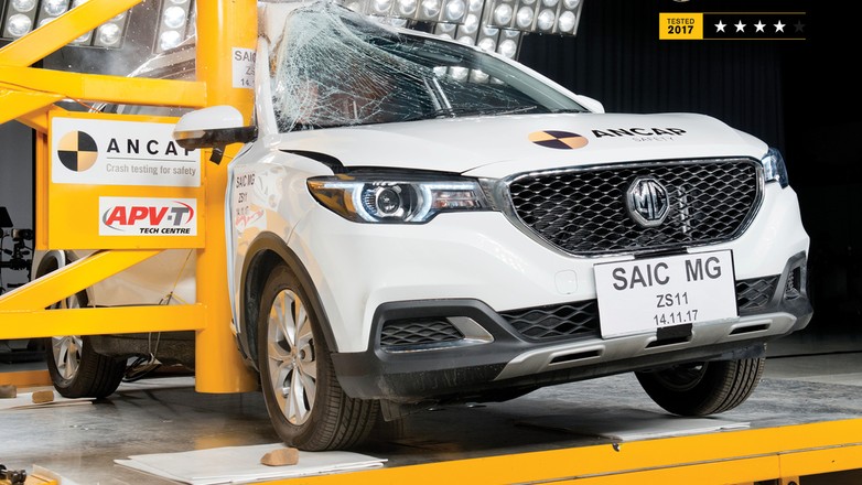 MG ZS przy uderzeniu bocznym w słup