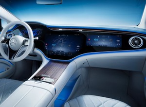 Mercedes EQS z kosmicznym kokpitem - ma megawyświetlacz o szerokości 141 cm