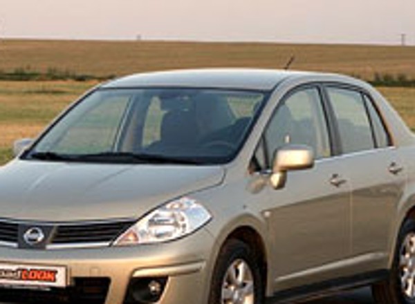 Nissan Tiida Sedan 1.8 Acenta - do Europy (z Japonii przez Amerykę)