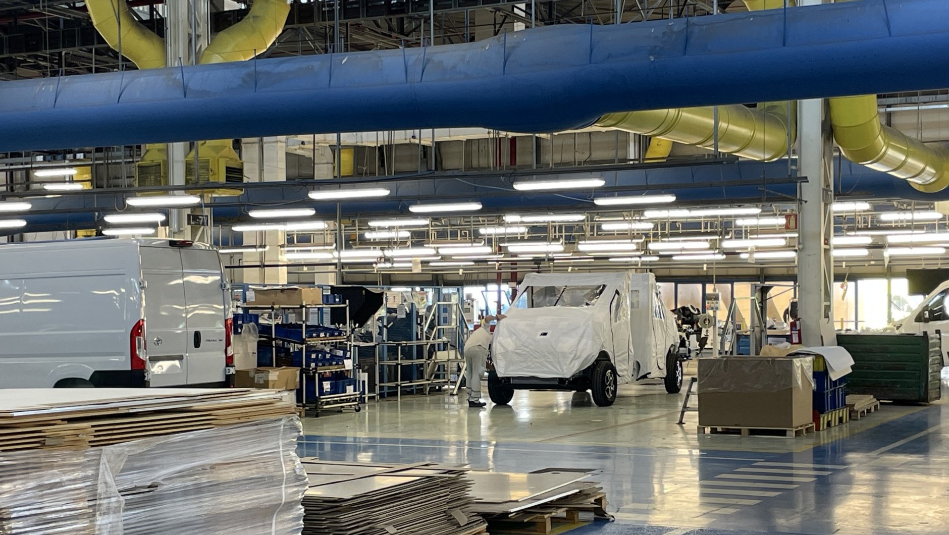 Zabezpieczone do transportu sczepione tyłami "szkieletory" w centrum CustomFit