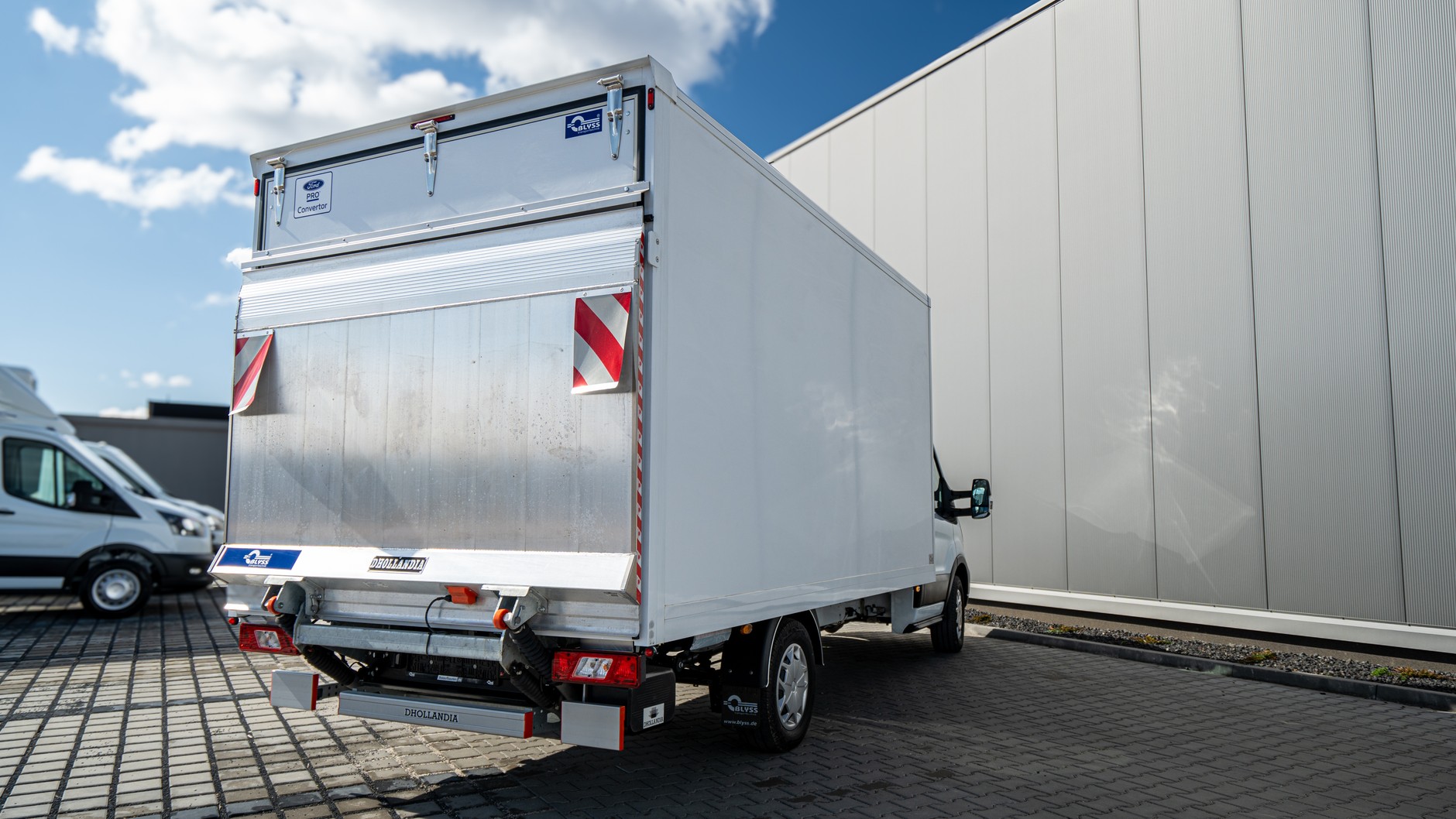 Ford Transit z zabudową kontenerową i windą załadowczą